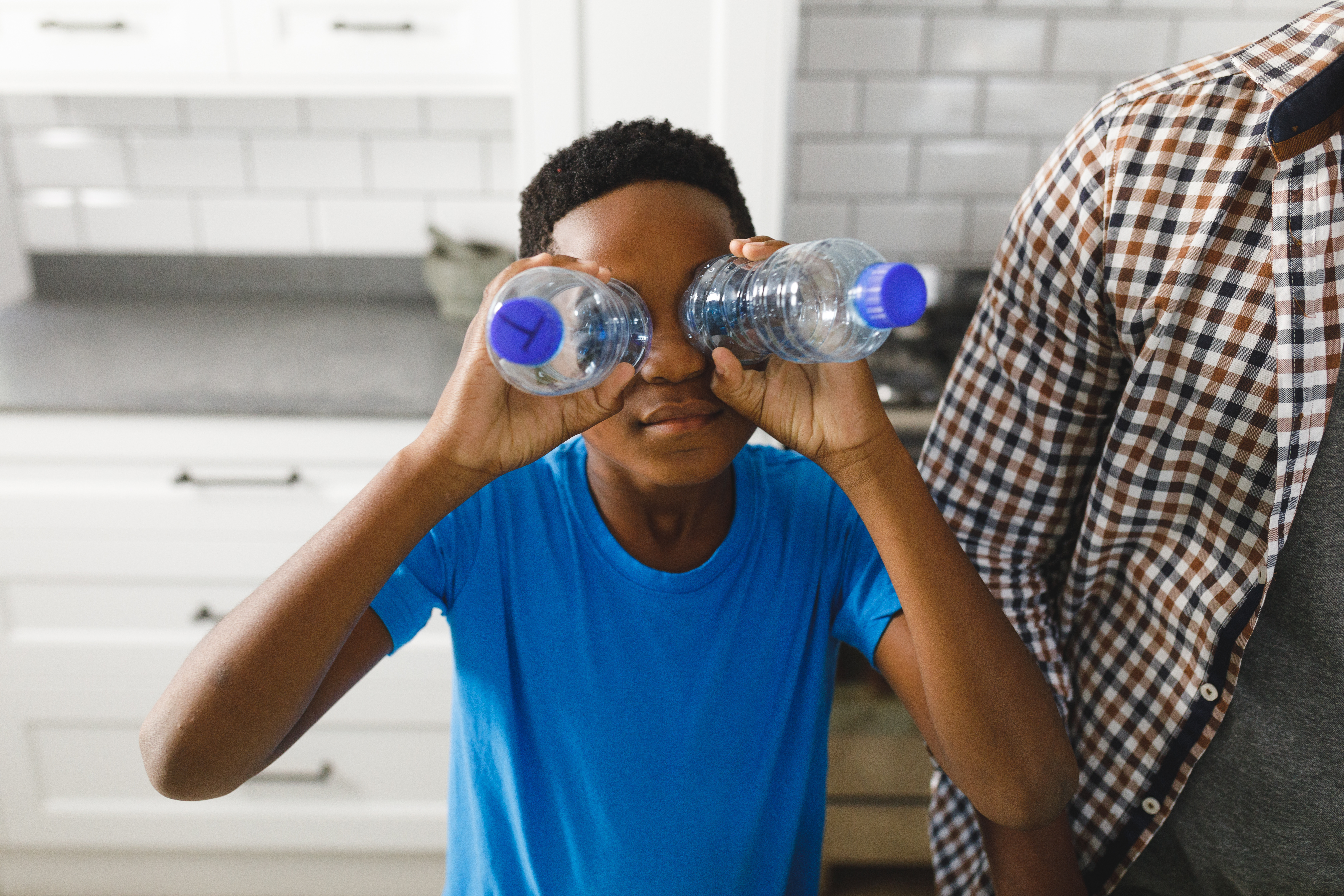 jongen met 2 plastic flessen