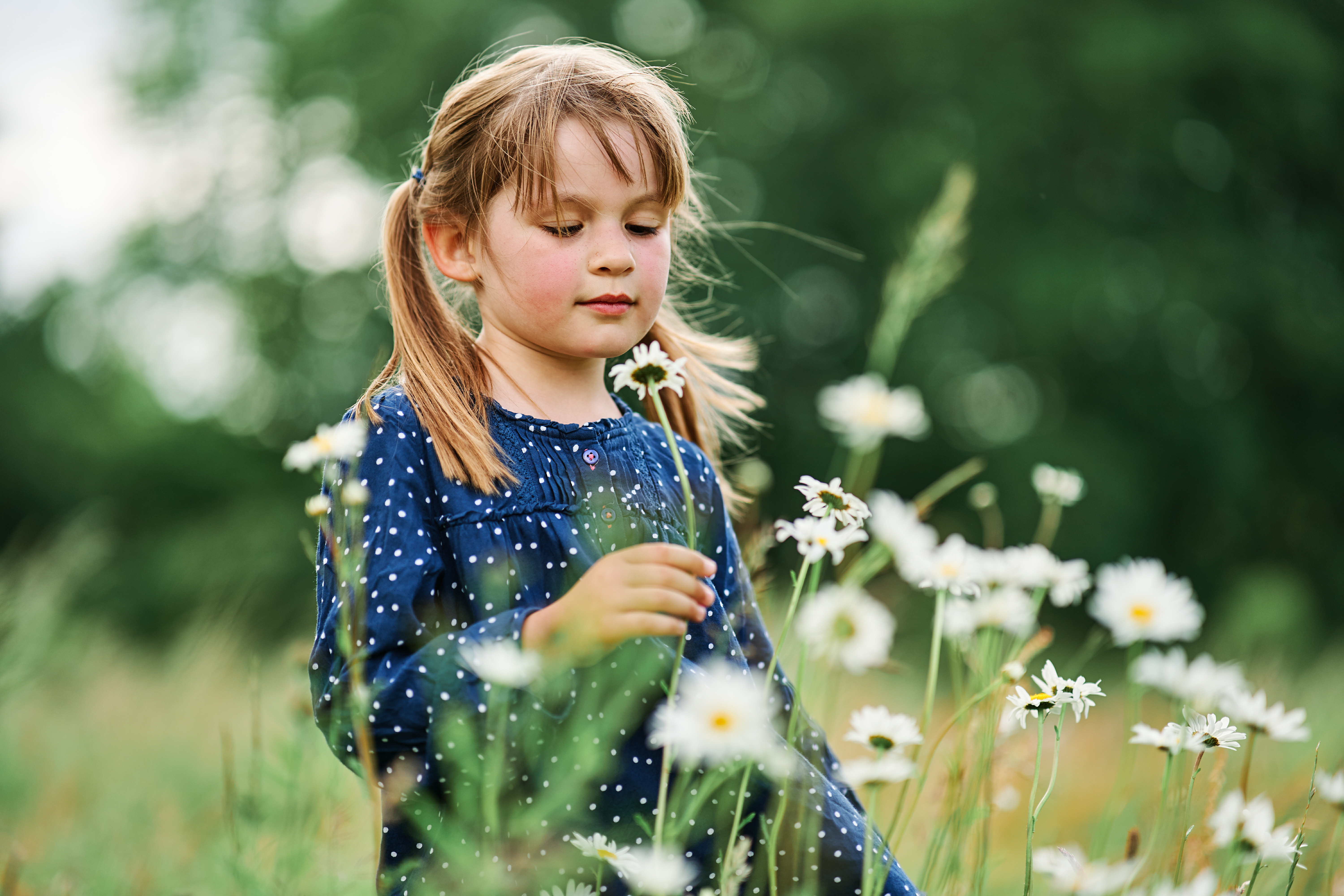 meisje met bloem