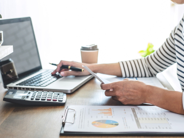 Vrouw doet administratie