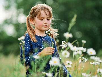 meisje met bloem